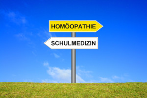 Schild Wegweiser zeigt in zwei Richtungen: Homöopathie oder Schulmedizin